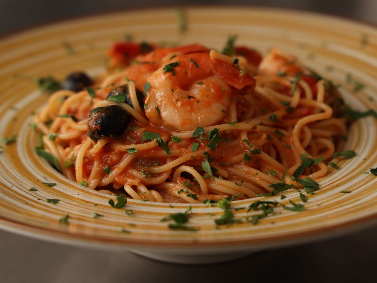 Spaghetti mit Garnelen und Oliven