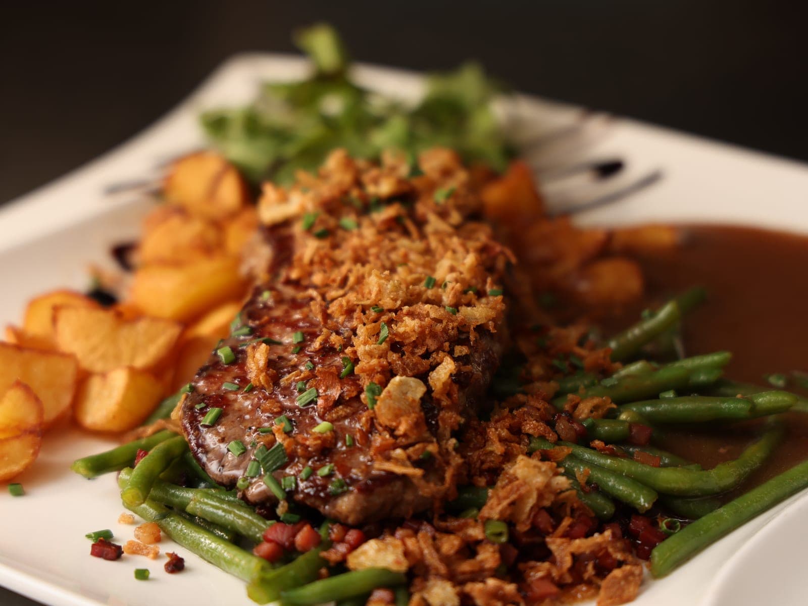 Zwiebelrostbraten mit Kroketten und Gemüse
